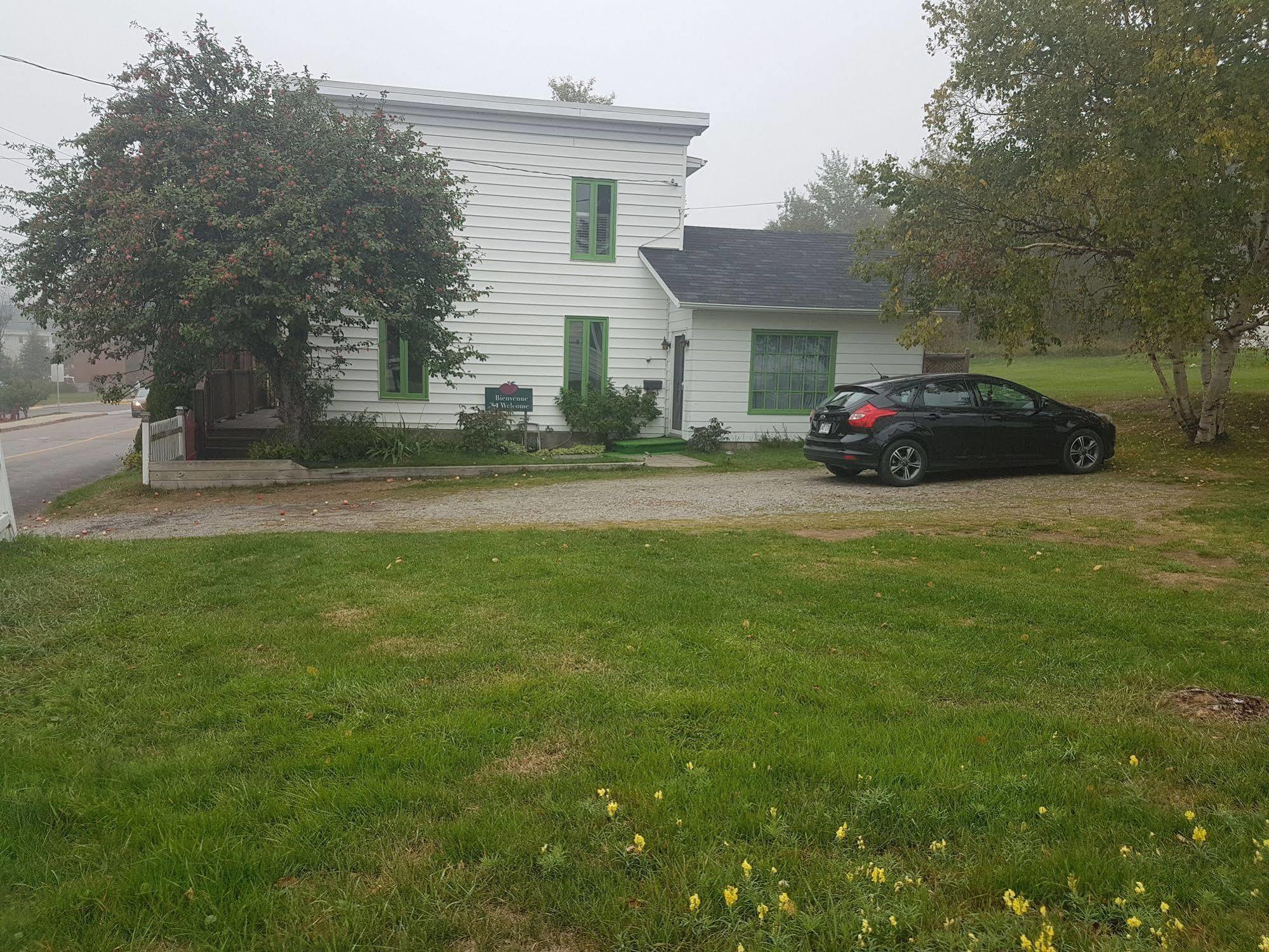 Gite Au Vieux Pommier Tadoussac Bagian luar foto